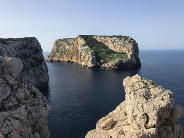 Cala Barca 'daki uçurumlar, Alghero, Sardunya, İtalya