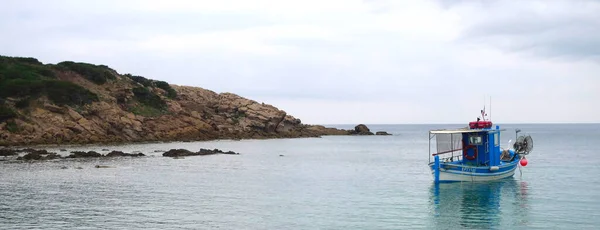 Kustutsikt Med Fiskebåt Vid Cala Del Vino Alghero Sardinia Italy — Stockfoto