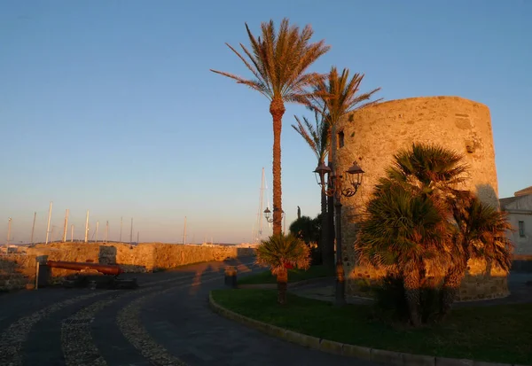 Alghero, Sardunya, İtalya 'da deniz kalesi.