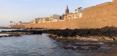 Alghero, Sardunya, İtalya 'da deniz kalesi.