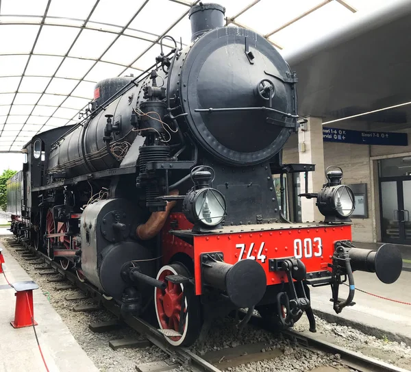 Cagliari tren istasyonundaki eski lokomotif, Sardinya, İtalya