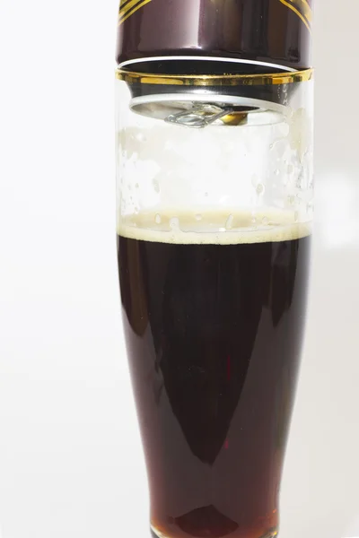 グラスの中のビールは — ストック写真