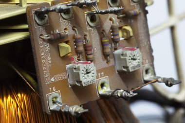 Tozlu eski televizyon