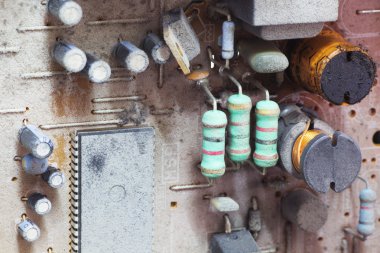 Tozlu eski televizyon