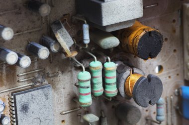 Tozlu eski televizyon