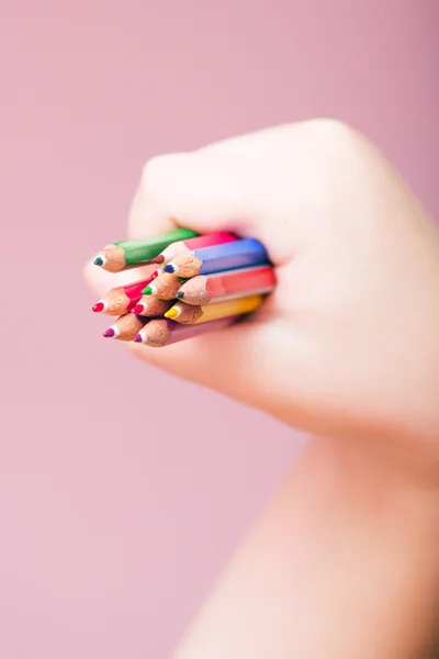Manojo de lápices en una mano — Foto de Stock