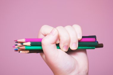 Bir elinde kalem demet