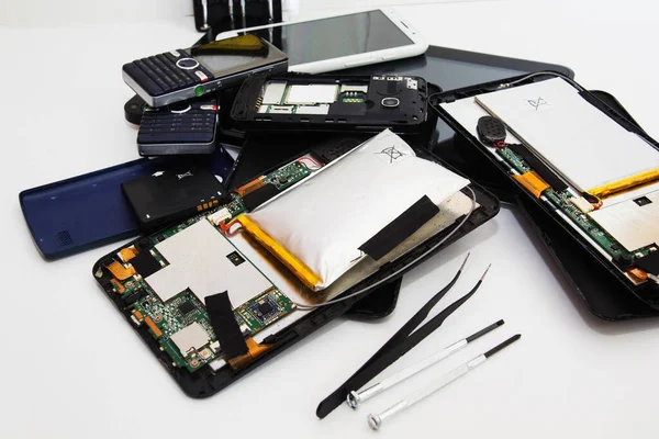 Batterie Enflée Endommagée Dans Tablette Smartphones Cassés — Photo