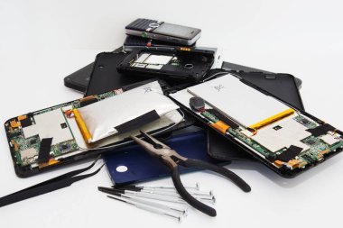 Tablette hasarlı pil ve bozuk akıllı telefonlar.. 