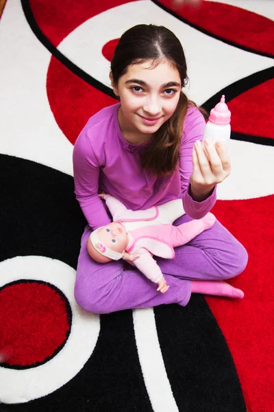 Mädchen mit Puppe — Stockfoto