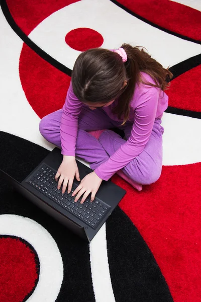 Meisje met laptop — Stockfoto