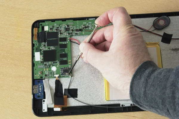 Tablet-Reparatur lizenzfreie Stockbilder