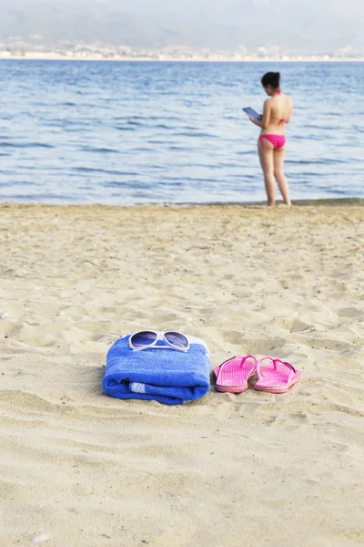 Chica en la playa —  Fotos de Stock