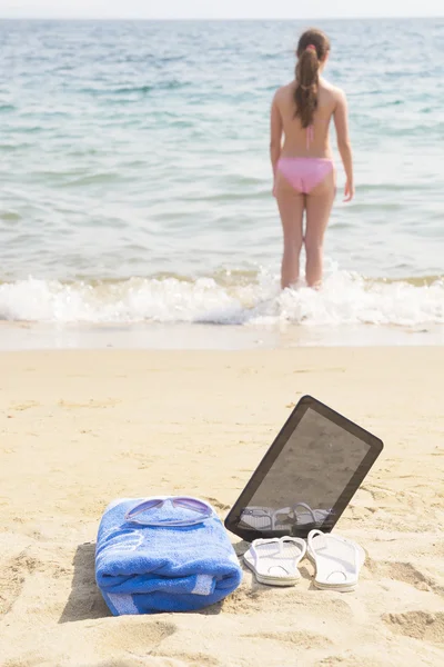 Meisje op het strand — Stockfoto