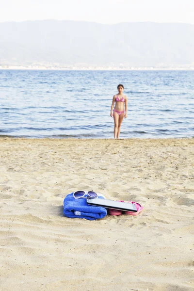 Meisje op het strand — Stockfoto