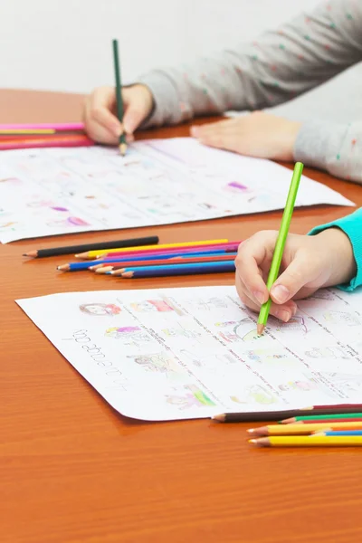 Schoolmeisje schrijven huiswerk — Stockfoto