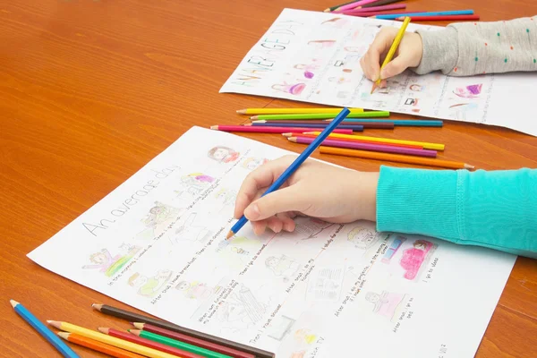 Studentessa scrittura compiti a casa — Foto Stock