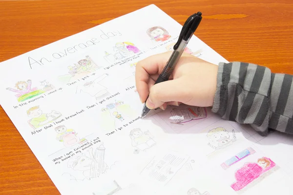 Estudante escrevendo lição de casa — Fotografia de Stock