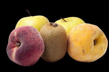 Siyah arka plan üzerine izole meyve çeşitli