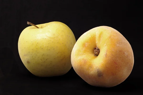 Яблоко и персик изолированы на черном фоне — стоковое фото