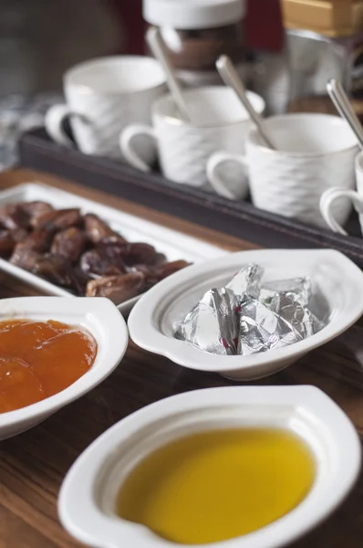 Mesa de desayuno con comida y café — Foto de Stock