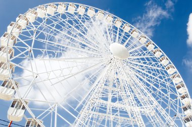 Mavi gökyüzüne karşı dönme dolap,