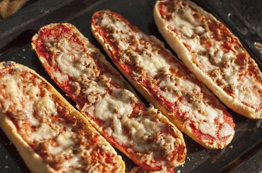 Taze yapılmış Pizza baget