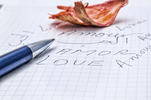 Penna con la parola, amore, scritta in diverse lingue — Foto Stock