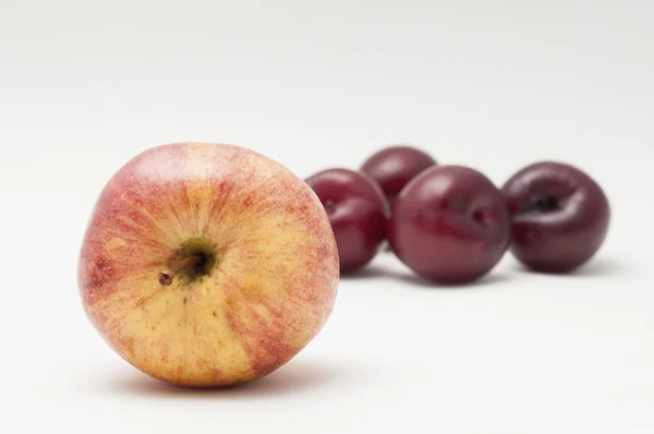 Ameixas e maçãs — Fotografia de Stock