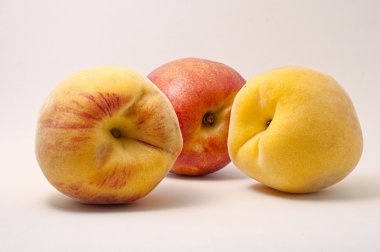 Taze şeftali beyazda izole edilmiş.