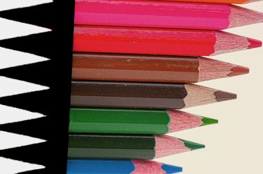 Beyaz arkaplanda izole edilmiş renkli kalemler