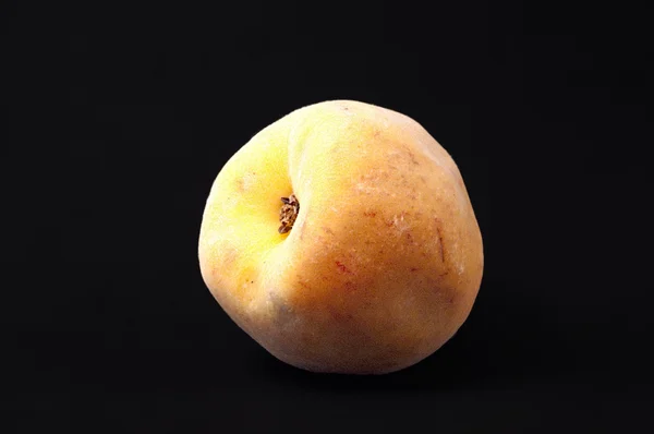 Персик изолирован на черном фоне — стоковое фото