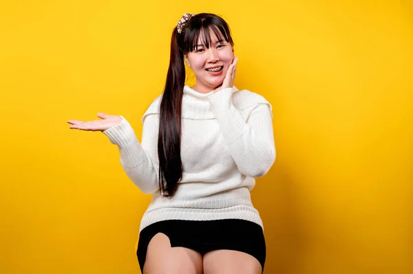 Retrato Una Hermosa Mujer Asiática Con Una Cara Sonriente Mujer —  Fotos de Stock