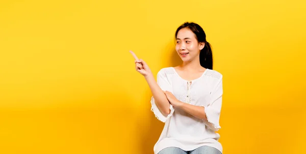 Aziatisch Tienermeisje Voelt Zich Gelukkig Glimlachen Kijken Naar Camera Het — Stockfoto