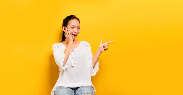 Aziatisch Tienermeisje Voelt Zich Gelukkig Glimlachen Kijken Naar Camera Het — Stockfoto