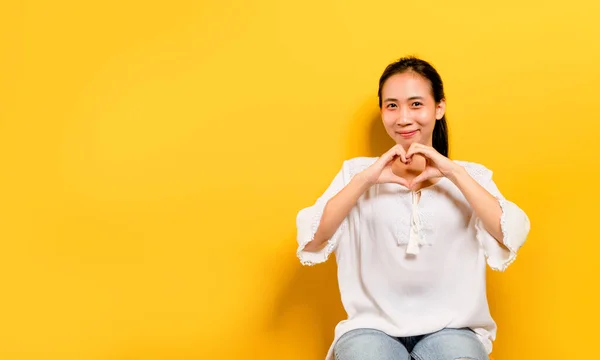 Aziatisch Tienermeisje Voelt Zich Gelukkig Glimlachen Kijken Naar Camera Het — Stockfoto