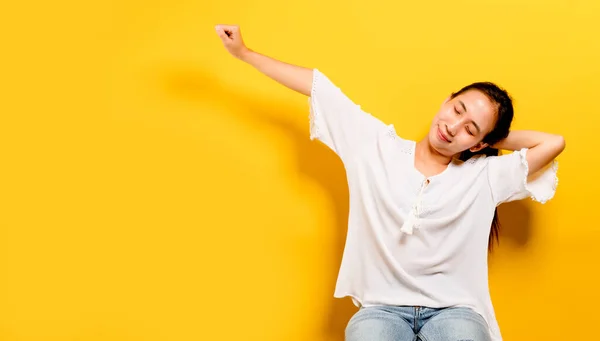 Aziatisch Tienermeisje Voelt Zich Gelukkig Glimlachen Kijken Naar Camera Het — Stockfoto