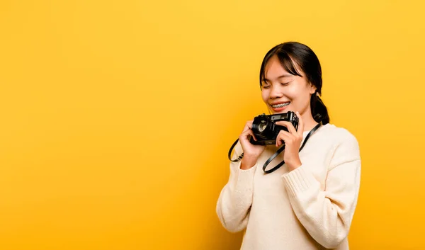 Красива Молода Азіатська Туристична Студія Знята Камерою Руці Ізольована Жовтому — стокове фото