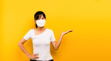 Diğerlerini COVID-19 koronavirüsünden korumak için antivirüs maskesi takan Asyalı kadın, koronavirüs önleme konsepti.