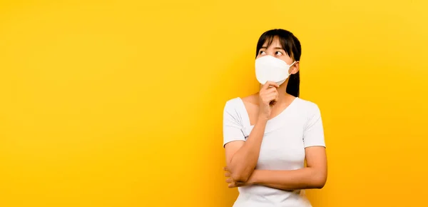 Aziatische Vrouw Tonen Het Dragen Van Virus Masker Anderen Beschermen — Stockfoto