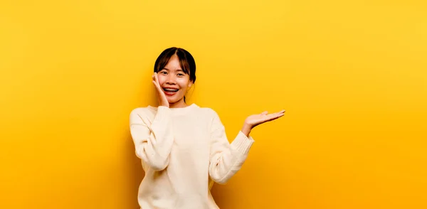 Chica Asiática Hermosa Vistiendo Vestido Casual Blanco Sobre Fondo Amarillo —  Fotos de Stock