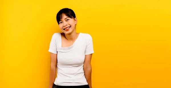 Щаслива Усмішка Образ Жінки Азії Яка Прекрасно Стоїть Порозі Щастя — стокове фото