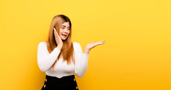 Gelukkig Glimlach Liefde Ontspannen Aziatische Vrouw Glimlachen Gelukkig Een Gele — Stockfoto