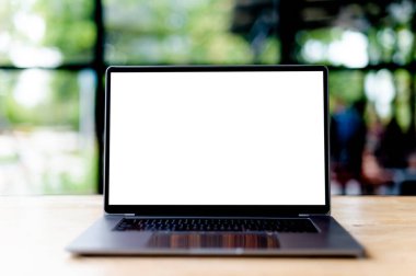 Masasında, ofisinde, boş bir ekranı olan dizüstü bilgisayar. Bilgisayarla çalışma ve çevrimiçi iletişim konsepti