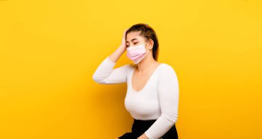 Stresli Asyalı kadın depresyonda. Çok düşünmekten, bir şeyler toplamaktan, baş dönmesi belirtileri göstermekten baş ağrısı var..