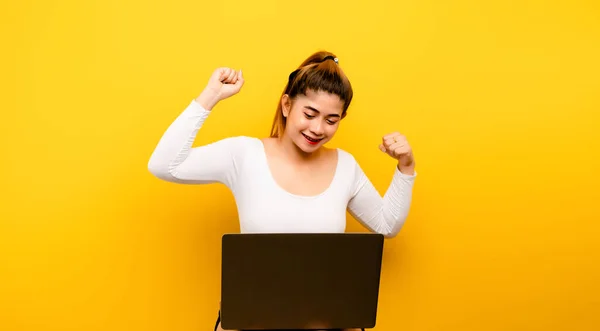 Succesvolle Vrouw Laptop Foto Van Succesvolle Aziatische Vrouw Kous Zakendoen — Stockfoto