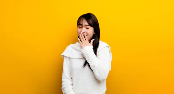 Sonnolenza Bella Donna Asiatica Indossare Maglione Assonnato Sbadigliante Stanco Coprendo — Foto Stock