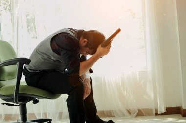 Bir dedektif elinde silahla bir sandalyede oturuyor ve bir keskin nişancının ve profesyonel bir silahşörün işi için bir plan düşünüyor..