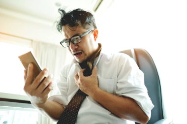 Duygusal durum, işle ilgili sorunlar ve birikmiş stres, endişe ve intihara meyilli düşünce. Belgeleri olan bir iş adamı..