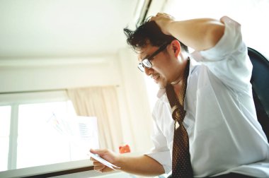 Duygusal durum, işle ilgili sorunlar ve birikmiş stres, endişe ve intihara meyilli düşünce. Belgeleri olan bir iş adamı..